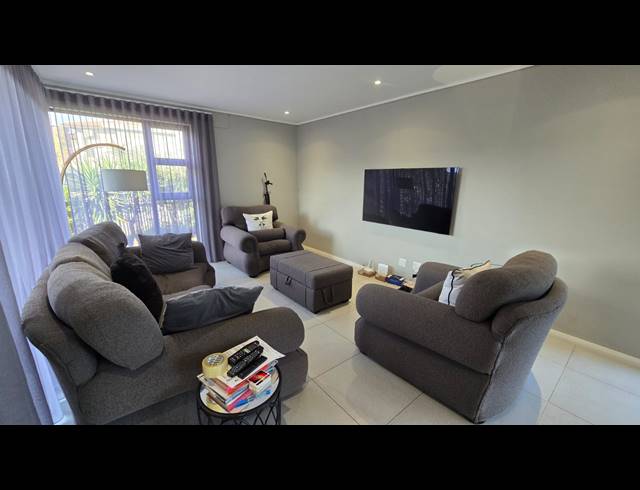 4 BEDROOM FREESTANDING TO LET IN PALM LAKES ESTATE